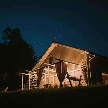 مزرعة للإقامة Dom Na Lace لوبافكا